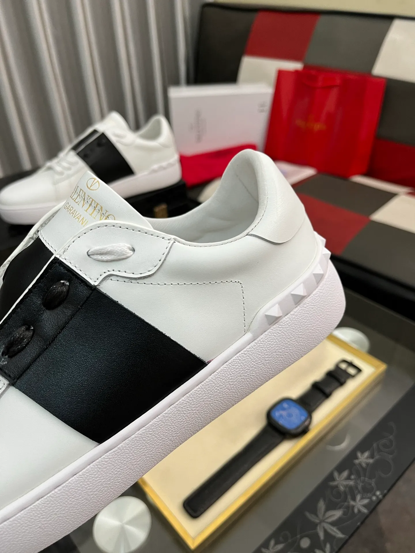 Men's shoes💰420⌚️⌚️Valentino white shoes⚡️Original replicas are coming👉Many pictures of the feet of Internet celebrities🔥Authentic Hong Kong purchased for HKD 5,500⚠️All parts are genuine molds, refuse to look at pictures to make goods👊The upper is made of top-grained cowhide➕3D printed. Water-dyed cow lining inside + cowhide feet, code number: 38-44